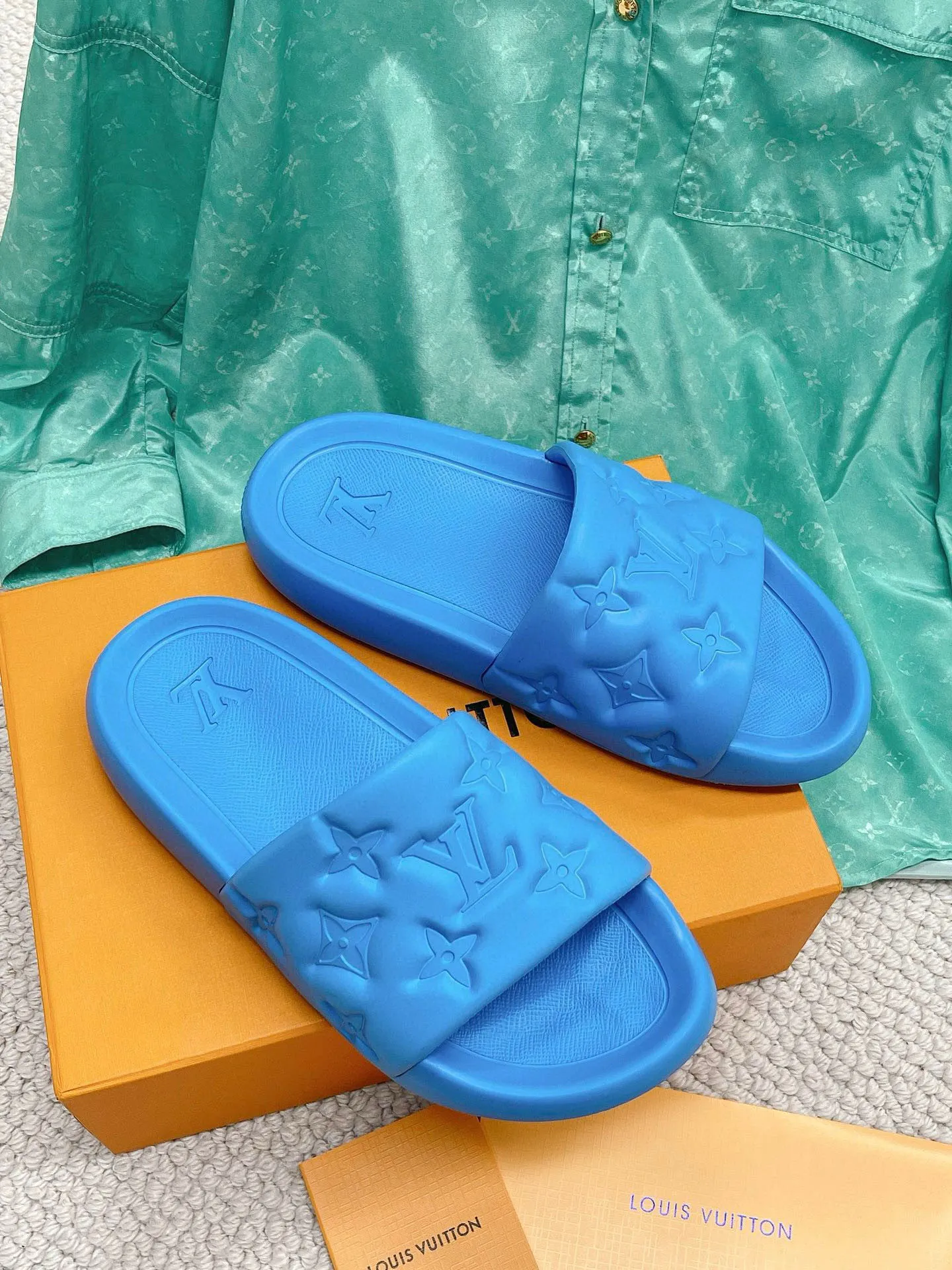 Factory price: 260💰【𝐋𝐕 Slippers】▪️Shoe size: Men's 38-45 ▪️Packaging: Counter top quality~original packaging 𝟐𝟎𝟐3 Louis Vuitton counter's new embossed slippers, L's monogram embossed slippers, Waterfront sandals are back, the upper buckle is embossed with LV's iconic Monogram pattern. Made of waterproof rubber with a comfortable and resilient insole. The lightweight, flexible outsole is embossed with the Louis Vuitton logo. ▪️Fabric: Original molded rubber foam surface ▪️Technology: embossed logo ▪️Sole: Original molded rubber foam outsole ▪️Sole thickness: 3CM.